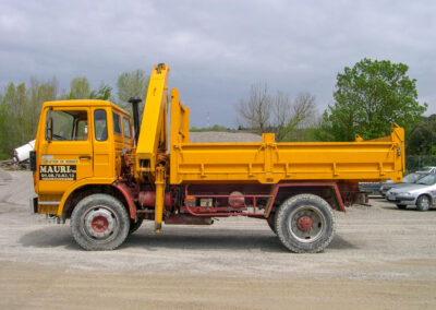 camion transport terre jaune