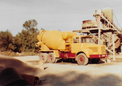 camion boule et centrale béton