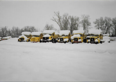 camions jaune sous la neige