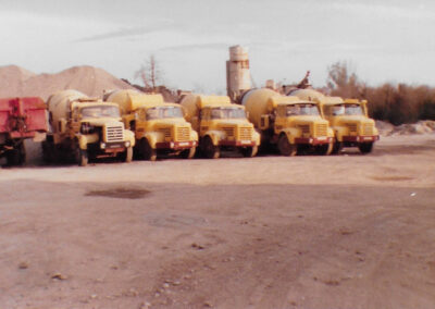 camion boule et centrale béton