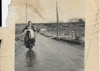 homme cabrant sur un vieux vespa photo noir et blanc