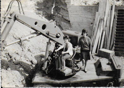 deux femmes sur une vielle pelle mécanique vintage photo noir et blanc