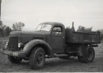 Vieux camion noir et blanc