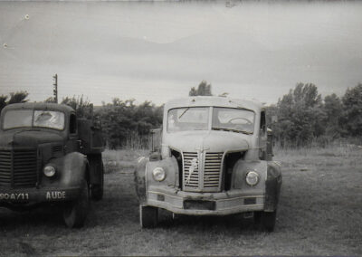 Vieux camion noir et blanc